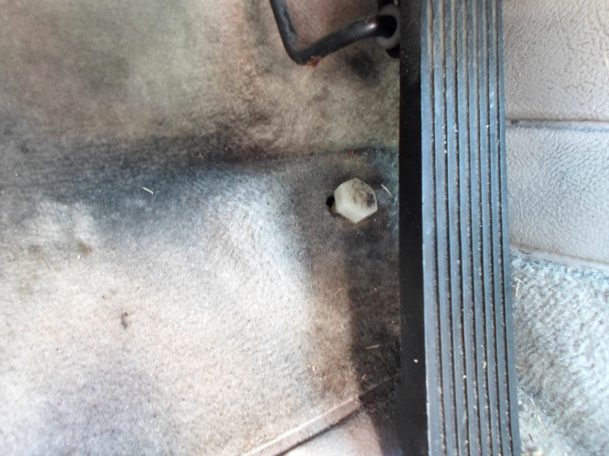 Regulação do parafuso de batente sob o pedal do acelerador