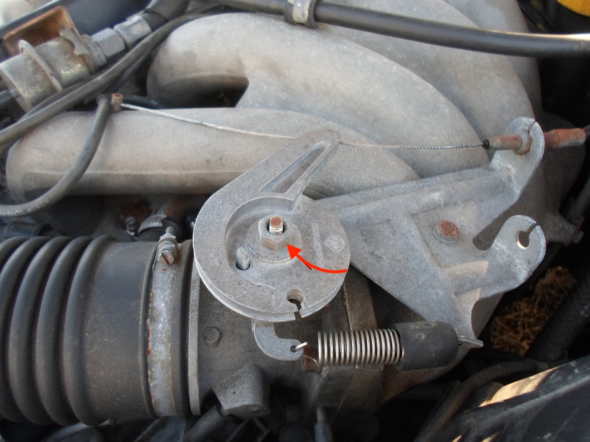 Desapertar a porca do volante de aceleração